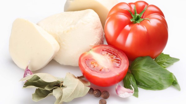 Tomatoes Cut Garlic Leaves White Background Wallpaper