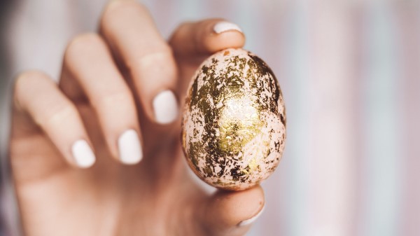 Easter Egg Hand wallpaper