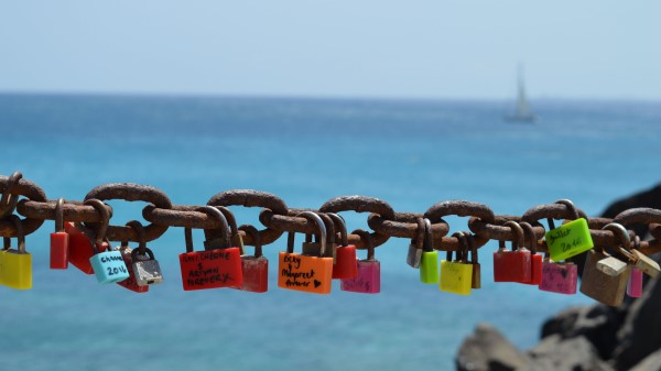 Locks Chain Sea Sky Wallpaper