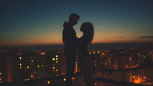 Silhouettes Couple Romance Night City wallpaper