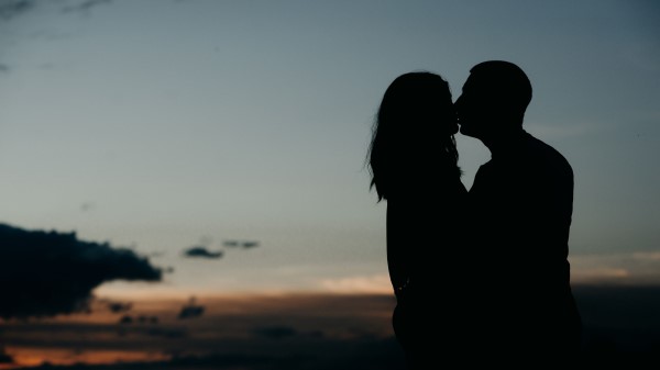 Silhouettes Kiss Pair wallpaper
