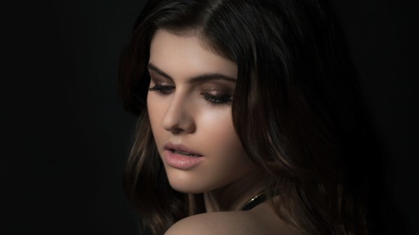 Alexandra Daddario 2019 New Y8 Wallpaper