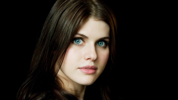 Alexandra Daddario Po Wallpaper
