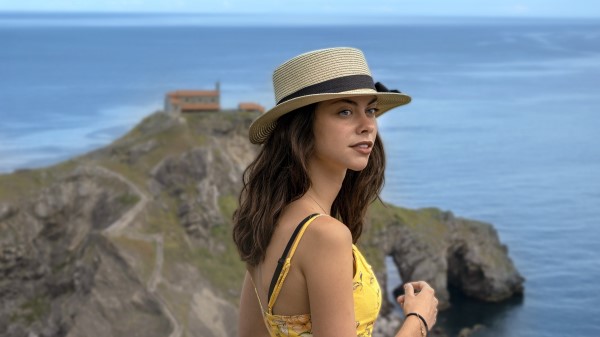 Brunette Girl Hat 5k Wallpaper