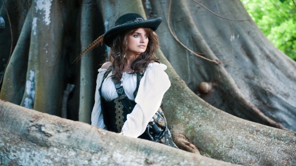 Penelope Cruz In Pirates Of The Caribbean Wallpaper