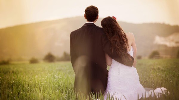 Romantic Couple In Field 8k wallpaper