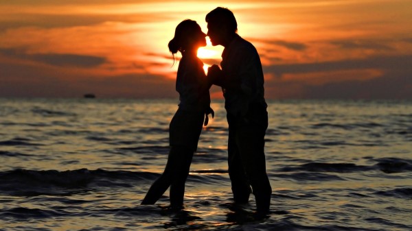 Sunset Love Romantic Couple 8k wallpaper