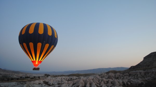 Balloon Night Hill Wallpaper