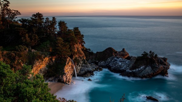 Bay Rocks Waterfall Wallpaper