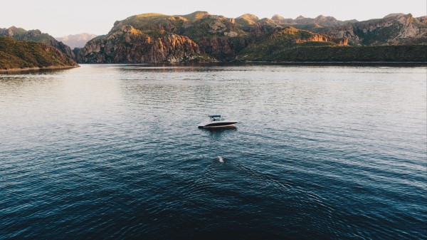 Boat Lake Sea Mountains Wallpaper