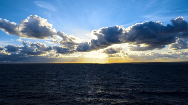Horizon Water Rays Wallpaper