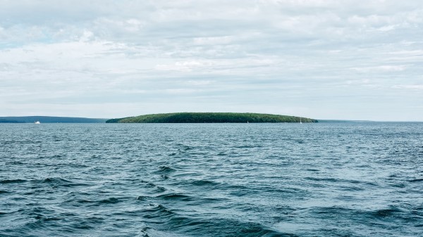 Island Lake Water Wallpaper