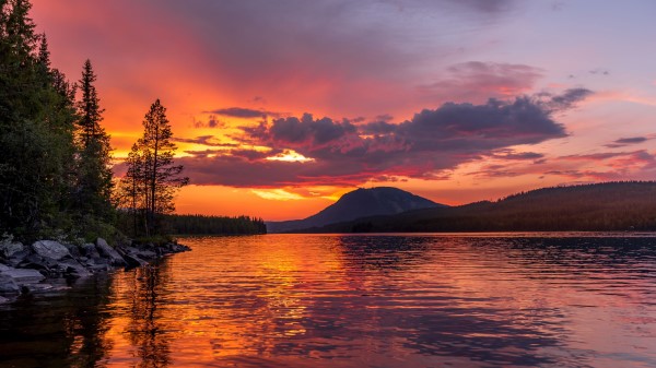 Lake Coast Sunset Wallpaper
