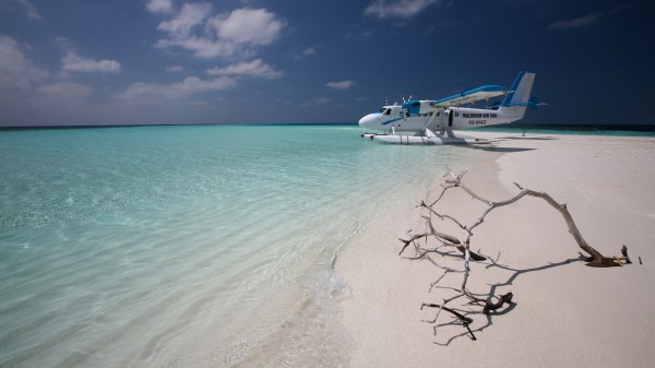 Maldives Plane Coast Snag Wallpaper