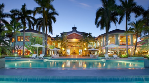 Maldives Tropical House Swimming Pool Spa Wallpaper