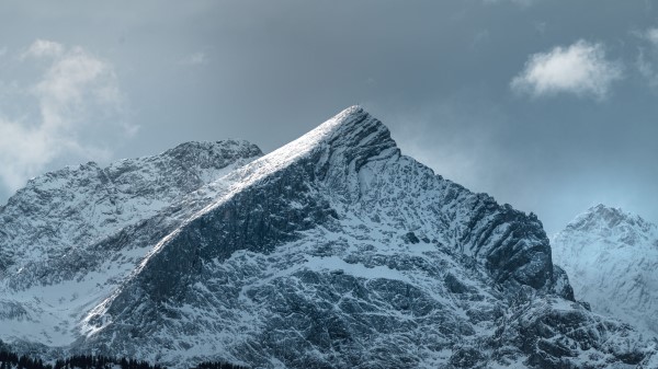 Mountain Peak Snowy Pic Wallpaper