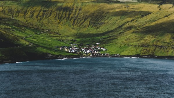 Mountain Valley Shore Wallpaper