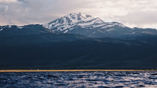 Mountain Water Blur Wallpaper