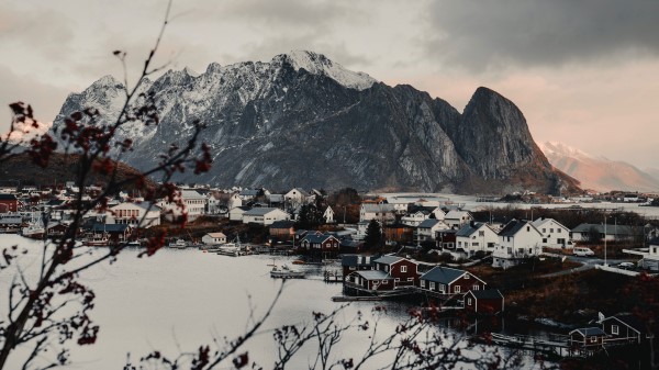 Mountains Home Lake Wallpaper