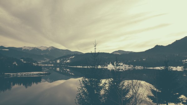 Mountains Lake Bw Wallpaper