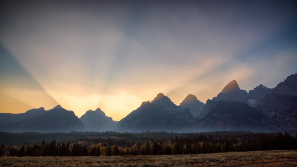 Mountains Sunset Rays Wallpaper