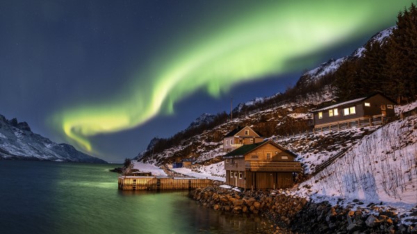 Northern Lights Building Slope Wallpaper