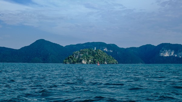Ocean Island Rocks Wallpaper