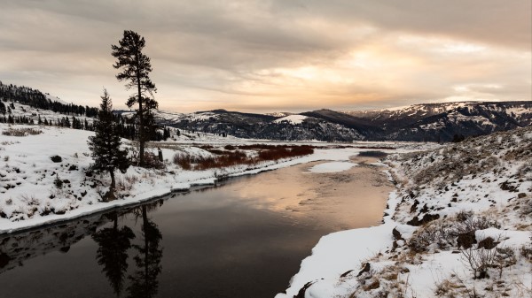 River Hills Snow Wallpaper