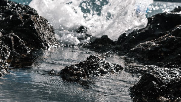 Rocks Sea Splash Wallpaper