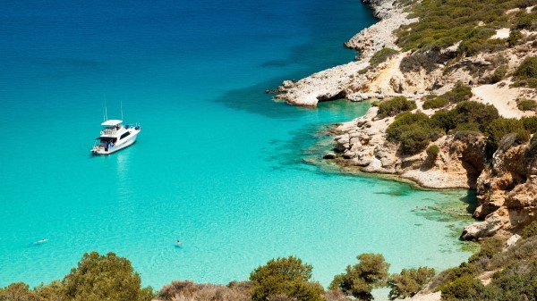 Sea Rocks Boat Wallpaper