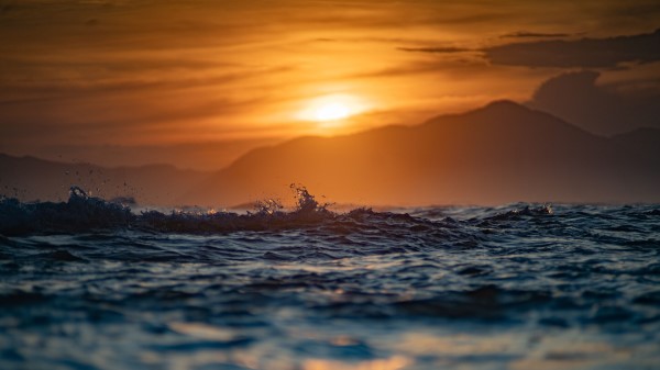 Sea Waves Splash Wallpaper