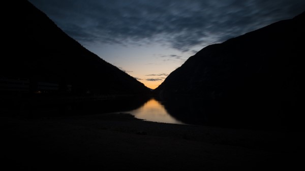Slope Hills Lake wallpaper