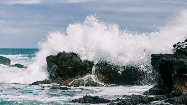 Spray Waves Shore Wallpaper