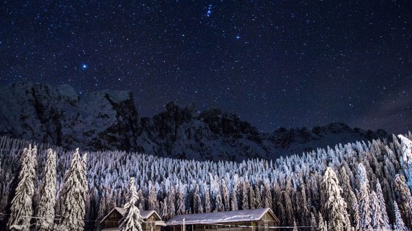 Starry Sky Barn Building Mountains Wallpaper