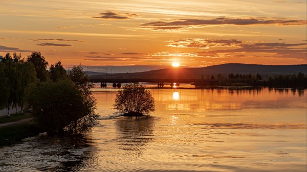Sun Rays Sunset Wallpaper