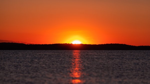 Sunset Glare Water Wallpaper