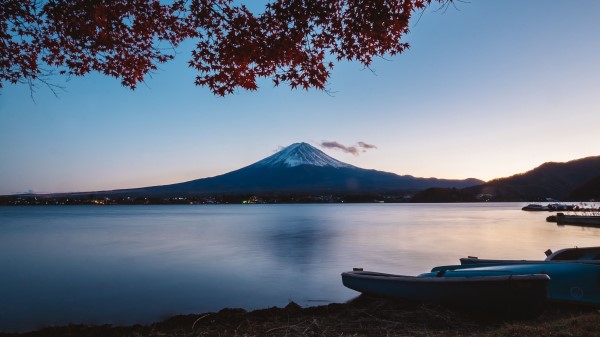 Volcano Mountain Lake wallpaper