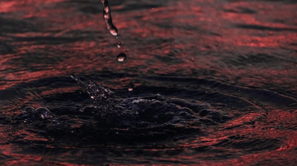 Water Spray Stream Wallpaper