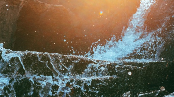 Water Spray Sunlight Wallpaper