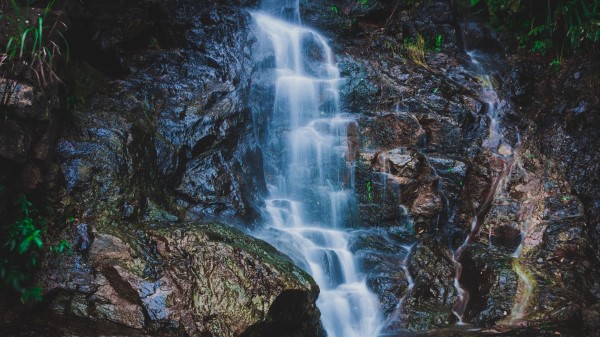 Waterfall Rocks Spray wallpaper