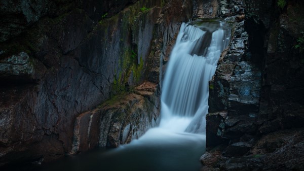 Waterfall Spray Rocks Wallpaper