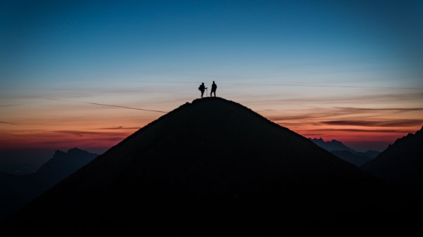 Silhouette Travel Hill wallpaper