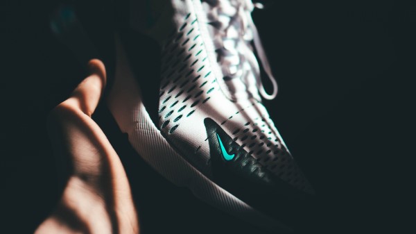 Sneaker Hand Dark wallpaper