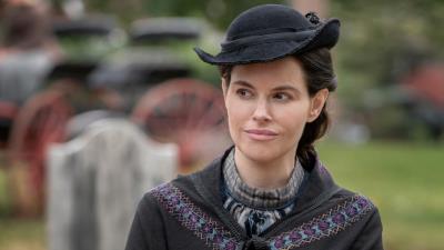 Emily Hampshire Chapelwaite 4k Wallpaper Wallpaper