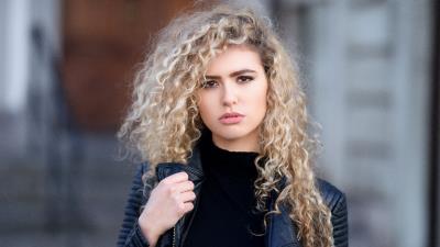 Lady Curls Pretty Hair Wallpaper