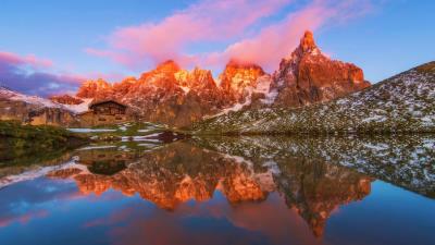 Lake In The Dolomites Italy Wallpaper
