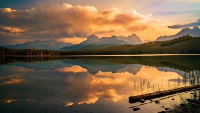 Smokey Sunset Over Little Redfish Lake In The Sawtooth Mountains Wallpaper