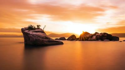 Sunset At Bonsai Rock In Lake Tahoe Nevada Wallpaper